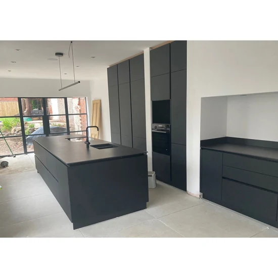 Современные кухонные шкафы с отделкой из шпона, окрашенные в черный цвет, без дизайна Hande